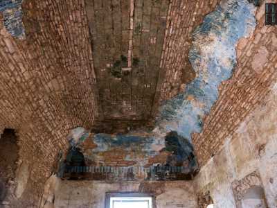 L'ambiente � ricoperto da una volta a padiglione che conserva ancora una parte del ricco affresco originale, caratterizzato da un azzurro intenso